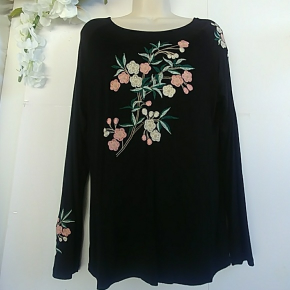 Cupio Tops - CUPIO Rayon Embroidered Floral T-shirt